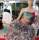 Exposición de trajes con materiales reciclados