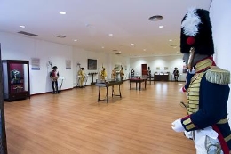 Exhibición de uniformes y material de la Guardia Real