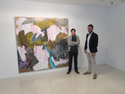 El artista Ricardo González expone en la sala El Brocense de Cáceres, donde convierte en arte la saturación informativa
