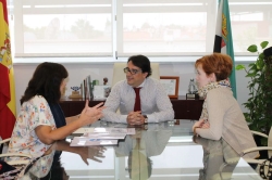 El consejero de Sanidad coincide con ADMO en la necesidad de una unidad de trasplante de médula ósea en el hospital de Cáceres