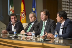 Fernández Vara firma con los agentes sociales y económicos la Declaración para la Concertación Social