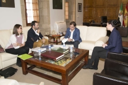 Fernández Vara recibe al presidente de la Federación Extremeña de Asociaciones de Personas Sordas para abordar cuestiones de mejora de la accesibilida