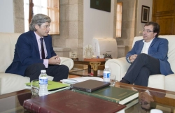 El presidente de la Junta de Extremadura, Guillermo Fernández Vara, se ha reunido con el presidente de la CEX, Juan Manuel Arribas