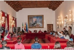 Nuevos partidos del CRA de Saucedilla proponen, debaten y votan en el “Plenito” de la Diputación