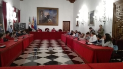 Escolares cacereños recrean un Pleno en la Diputación de Cáceres en el que aprueban una piscina y una compañía de teatro