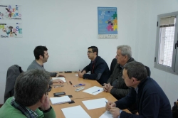 El director general del IJEX y el alcalde de Valencia de Alcántara analizan la mejora de los servicios destinados a la población juvenil de la zona