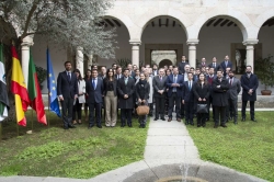 El presidente de la Junta recibe a un grupo de alumnos de la Escuela Diplomática España-Portugal