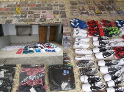 Dos detenidos cuando vendían en un mercadillo de Pinofranqueado artículos falsificados