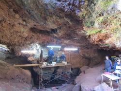 Cáceres celebra los cien años de la cueva de El Conejar