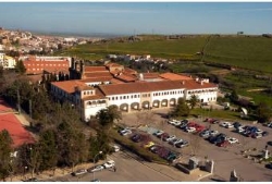 El aparcamiento del Complejo San Francisco será reformado, dividiéndolo en dos áreas y con la inclusión de un xerojardín