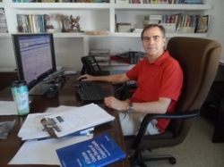 El catedrático Andrés Santos publica un libro sobre la teoría de los líquidos clásicos