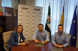 Un convenio firmado entre Liberbank y Torreorgaz permitirá equipar el futuro Espacio joven de la localidad