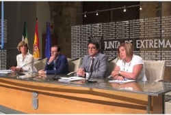 La Consejería de Sanidad firma un acuerdo con las Diputaciones para mejorar la atención a la dependencia en el medio rural