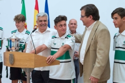El presidente de la Junta recibe a los jugadores de la selección extremeña cadete de fútbol-playa