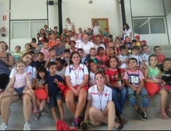 El CFMR de Navalmoral convierte a sesenta niños de los campamentos de la Cruz Roja en Extremadura en agricultores y ganaderos por un día
