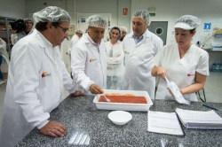 Fernández Vara defiende el sector cooperativo en su visita a la fábrica de tomates Tomalia