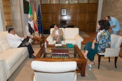 El presidente de la Junta de Extremadura recibe al cónsul de Cuba, Alejandro Castro Medina