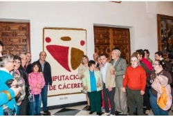 Usuarios de PLACEAT obsequian a la Diputación con un tapiz elaborado en su taller de Confección