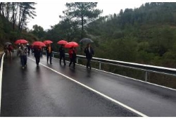 Inaugurada la carretera de Las Mestas, una vez reparada tras los peligrosos derrumbes que venía sufriendo desde 2013