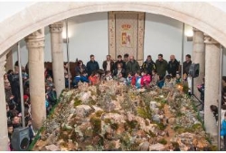 Niñas y niños cacereños encienden el Belén de la Diputación con colores y aromas de Extremadura