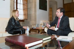 Fernández Vara recibe a la alcaldesa de Cáceres con quien ha tratado diferentes asuntos de interés para la ciudad.