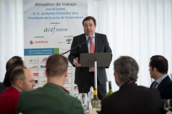 Fernández Vara destaca que el cambio en los pliegos de condiciones ha propiciado que empresas extremeñas se beneficien de la adjudicación de contratos