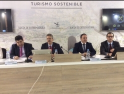 Navarro destaca en FITUR la relación estrecha de las Rutas Europeas de Carlos V con el modelo de turismo de Extremadura