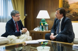 Fernández Vara traslada al ministro de Energía la apuesta de la región por las renovables y el autoconsumo.