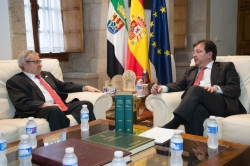 Fernández Vara recibe a los miembros de la nueva directiva de la Asociación Española contra el Cáncer de Badajoz