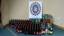 La policía local ha intervenido un total de 293 botellas de bebidas alcohólicas en una multitienda.