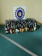 LA POLICÍA LOCAL INTERVIENE 1.674 BEBIDAS ALCOHÓLICAS DE UNA MULTITIENDA SIN LICENCIA PARA LA VENTA