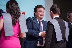 Fernández Vara anima a los jóvenes a participar en la vida pública y asumir los nuevos liderazgos sociales.
