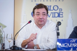 Fernández Vara destaca el papel de las redes sociales como oportunidad para relacionarse con la sociedad.