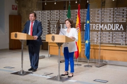 Energías renovables y comunicaciones ferroviarias centran la reunión del presidente de la Junta y la vicepresidenta del Gobierno.