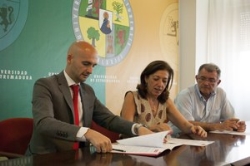 Firma de convenio entre la UEx y el Banco Santander para facilitar el uso de las instalaciones deportivas.