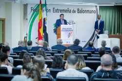 Fernández Vara destaca las enseñanzas que aporta la práctica deportiva y valora los éxitos de los equipos femeninos y de base