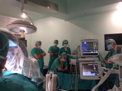 Neurocirugía de Cáceres realiza el primer implante en Extremadura de un estimulador cerebral profundo para tratamiento de la enfermedad de Parkinson,