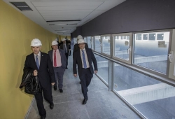 El consejero de Sanidad anunció ayer la intención de abrir, en el segundo semestre de este año, la primera fase del nuevo hospital de Cáceres