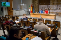 El consejero de Sanidad y Políticas Sociales ha informado que Extremadura es la 2º región donde menos invierte el Estado en materia de Dependencia.