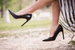 La Clínica Podológica de la UEx advierte de los peligros del uso de zapatos de tacón.