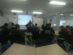 Los alumnos del Programa Explorar de Cáceres reciben una sesión sobre Lean Startup de la mano de la emprendedora Lucía Ruiz.