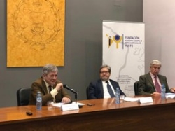 Enrique Barón, expresidente del Parlamento Europeo, analiza la situación y las perspectivas de la Unión Europea en una conferencia.