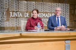 La Junta de Extremadura y la UEx firman dos convenios de colaboración destinados a la formación continua.