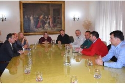 La Diputación propicia una reunión entre Liberbank y ayuntamientos en la que se ha conseguido retomar el diálogo.
