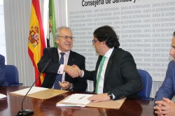 El nuevo convenio entre el SES y la UEx incorpora novedades en profesorado, investigación y docencia para seguir “invirtiendo en calidad sanitaria”.
