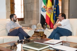 El director de cine Julián Quintanilla presenta al presidente de la Junta un proyecto cinematográfico y su próximo largometraje