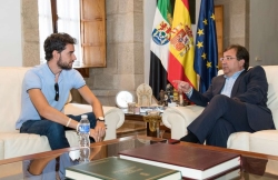 El presidente de la Junta de Extremadura se reúne con el atleta Álvaro Martín