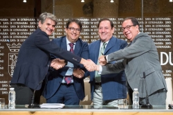 La Junta y los colegios de farmacia firman un nuevo concierto que incide en la atención farmacéutica como garantía para los pacientes.