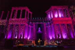 Serrat convierte el Teatro Romano en un Mediterráneo de emociones, ovaciones y poesía.