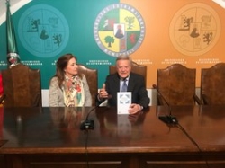El catedrático italiano Gabriele Morelli ha presentado en Cáceres el libro de María Isabel López Martínez.